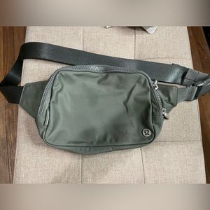 Everywhere Belt Bag Large 2L
Grey Sage
SizeONE SIZE